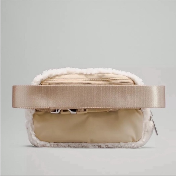 Lululemon Everywhere Fleece Belt Bag Extended Strap Natural Ivory/Trench - Picture 3 of 5